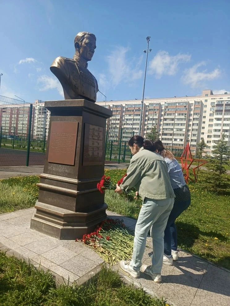 ⭐Мы гордимся. Мы помним🌹   Родители обучающихся нашей школы возложили цветы к памятнику Василия Афан