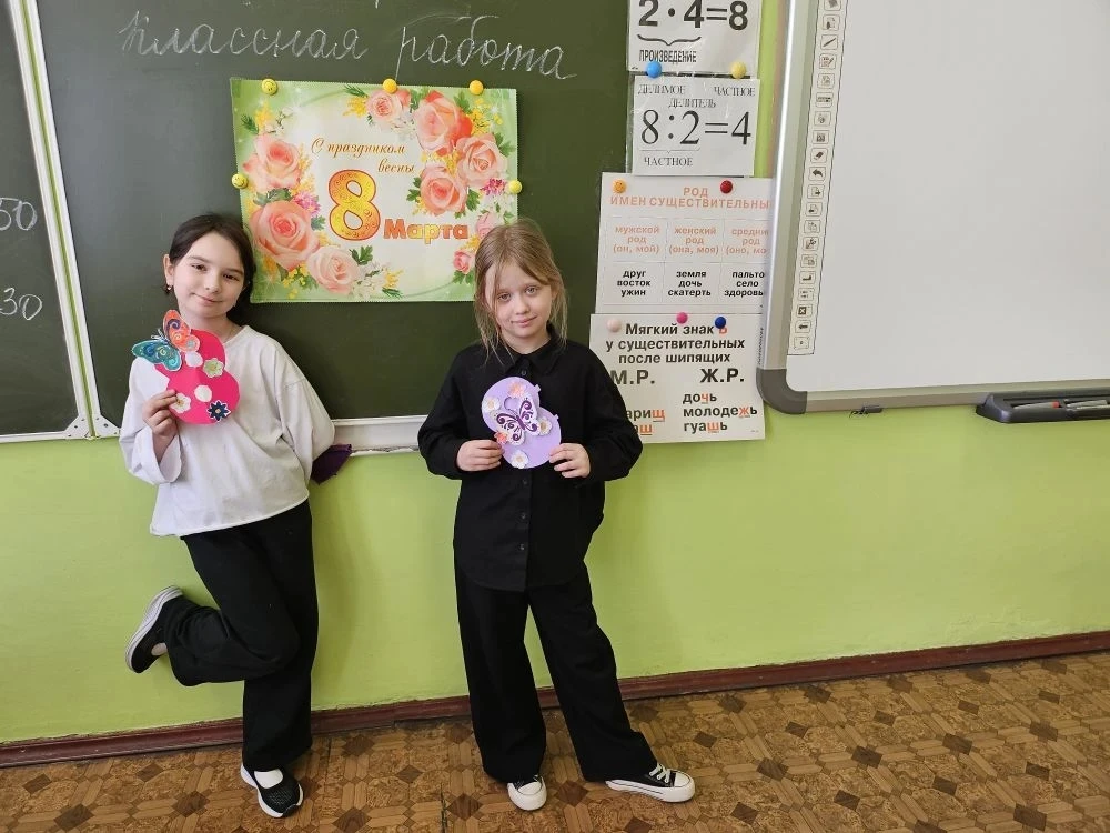 🌸 С праздником весны от 3 «А» и 3 «Б»! 🌸  Сегодня в нашей школе по-особому ярко светит солнце, ведь 