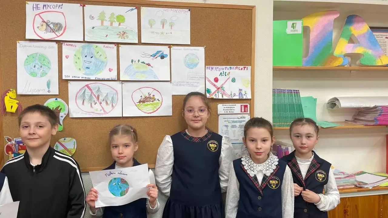 🌍 Сегодня в рамках Дня единых действий наставник «Орлят России» — Асиевская Лиза, ученица 9 Д класса