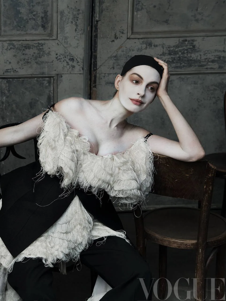 Невероятная Энн Хэтэуэй для  Vogue China. В образах Louis Vuitton, Michael Kors, Dries ...