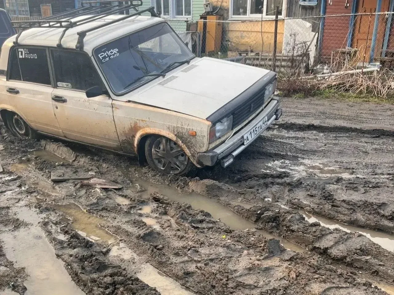 МАШИНА УТОНУЛА В ГРЯЗИ НА ДОРОГЕ КОСТРОМСКОГО РАЙЦЕНТРА