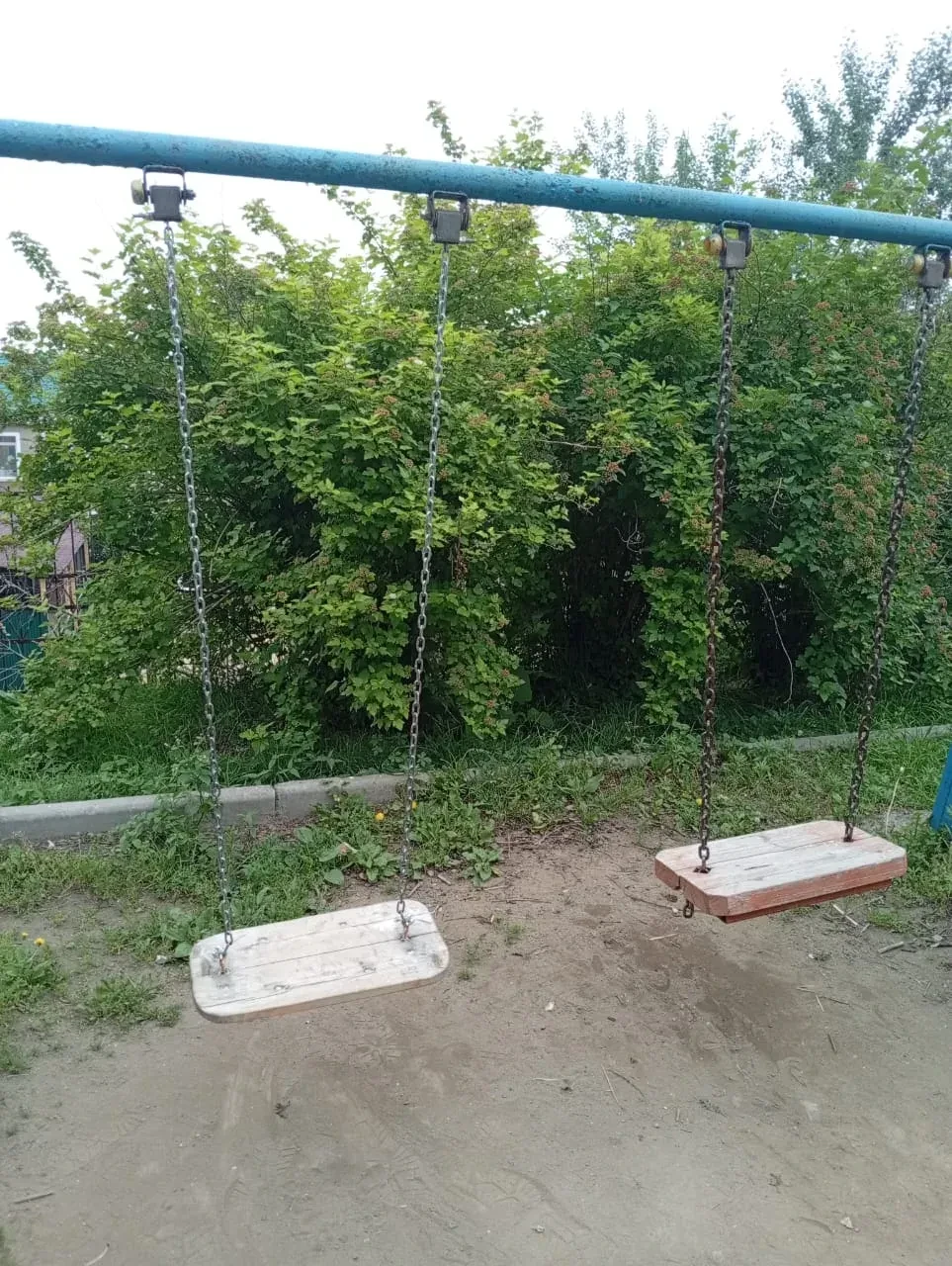 Сахалинская, 37. Выполнены работы по ремонту качели с заменой креплений.
