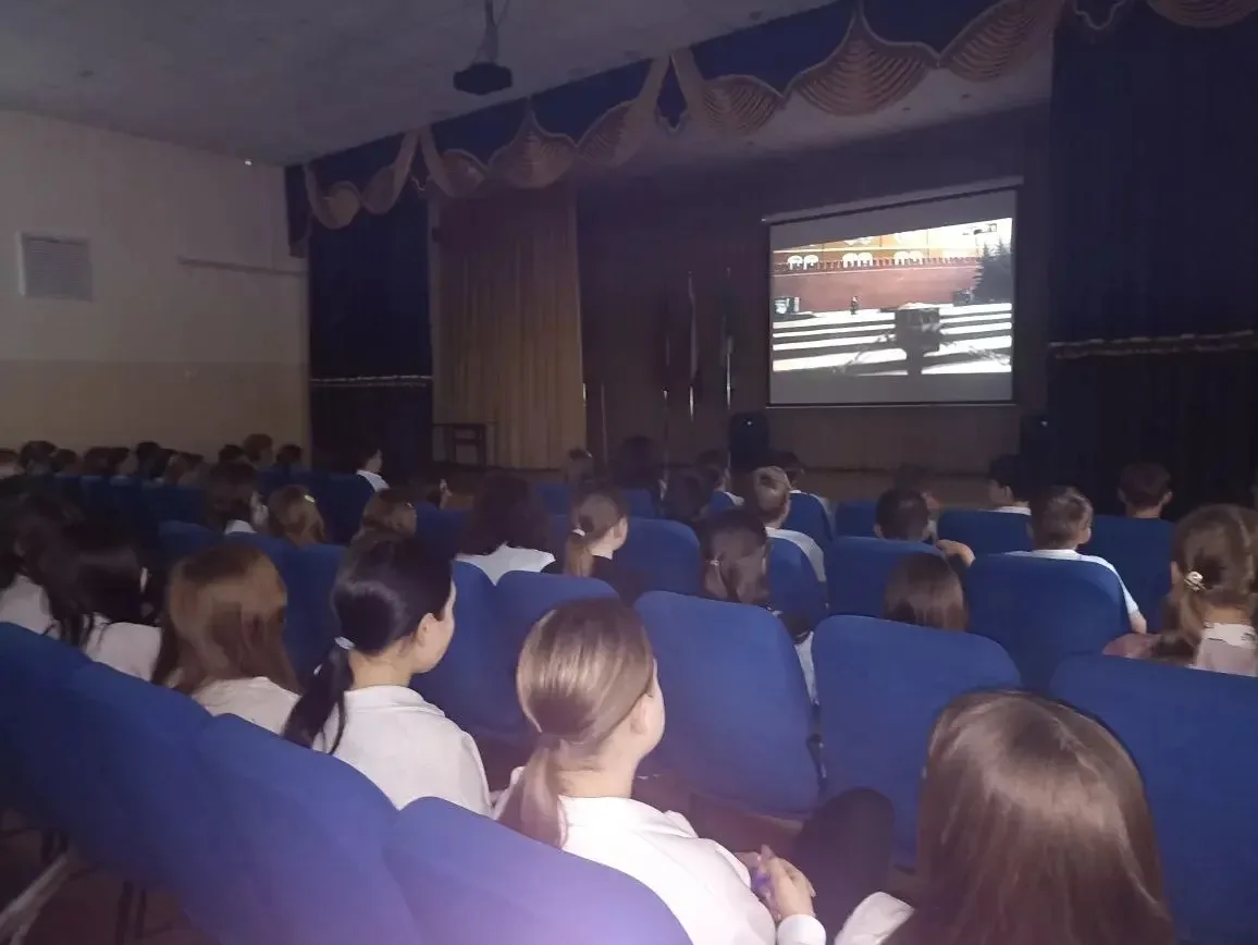 📽Кинопоказы в школе " по инициативе самоуправления  🕯 В преддверии  Великой Победы с 4 мая  по 8 мая