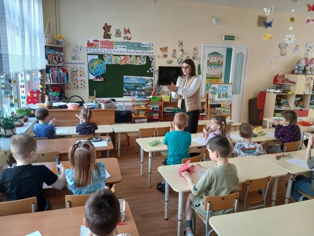 👩‍🏫 Учителя начальной школы — в гостях у дошколят!  Наши педагоги не забывают про своих будущих учен