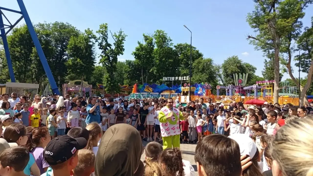 КАНИКУЛЫ

Пенная вечеринка прямо сейчас в парке аттракционов.

На празднике собрались сотни человек 