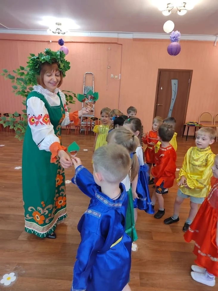 Берёзка  белая 
В нарядном платьице
Стоит зелёная 
Среди двора. 
А ветер ласковый 
Качает веточки
И 
