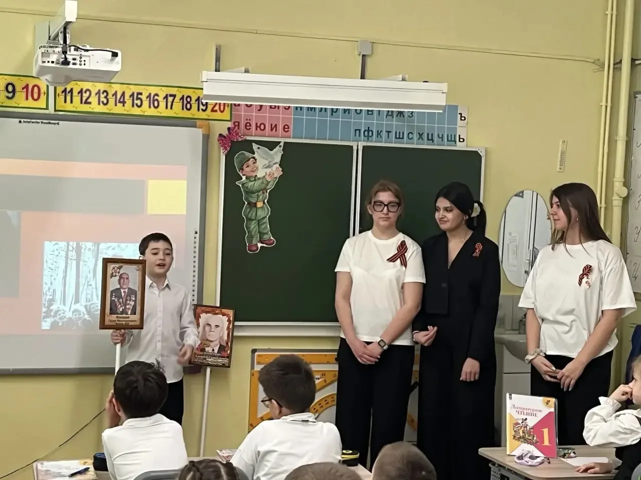 🕊️ВОЛОНТЕРЫ ПОБЕДЫ   В 1Б классе (классный руководитель Мандрик О. Ю.) состоялся классный час, посвя