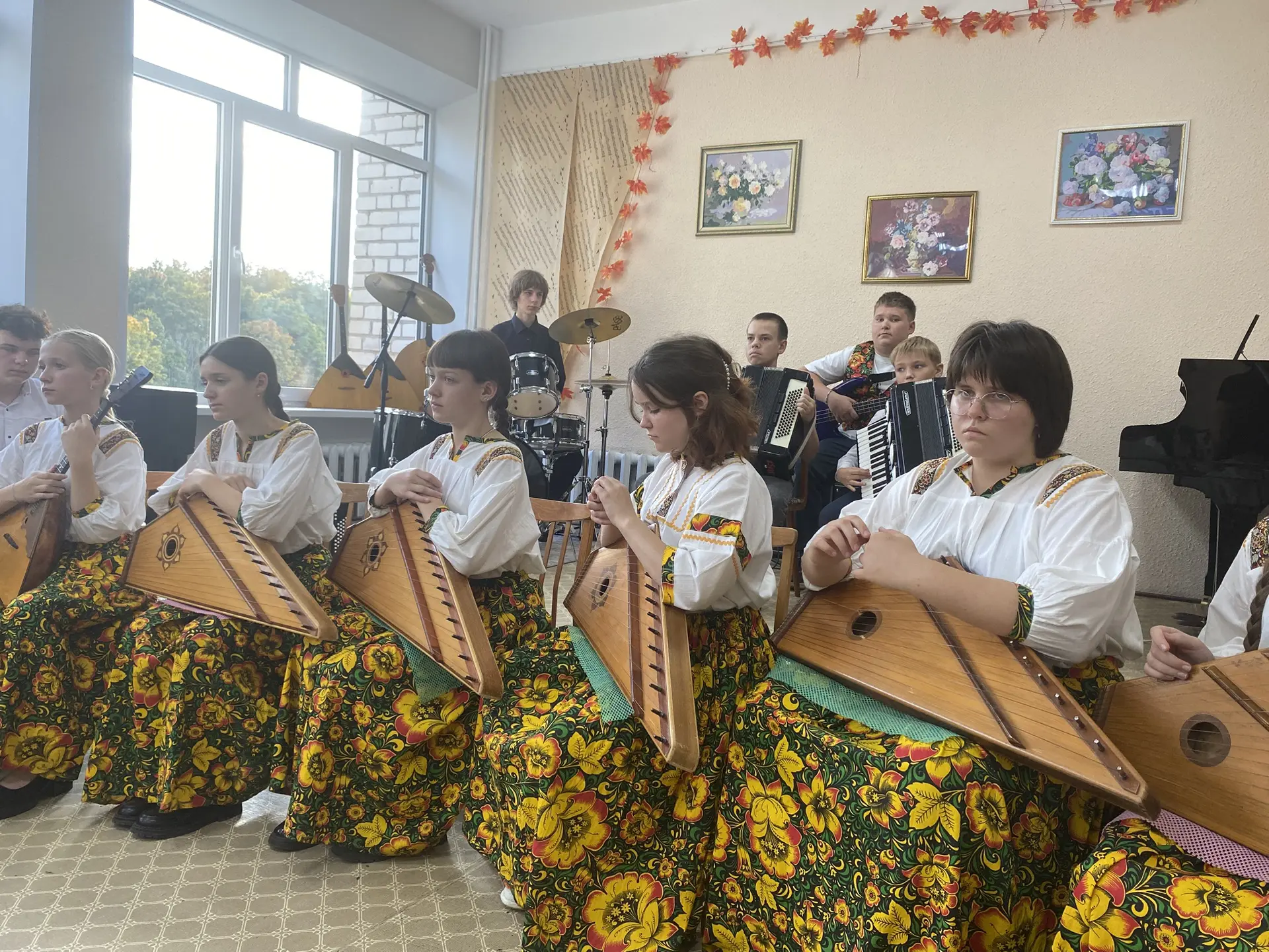 В настоящее время в стенах Гдовской музыкальной школы проходит телемост, посвященный Дн...