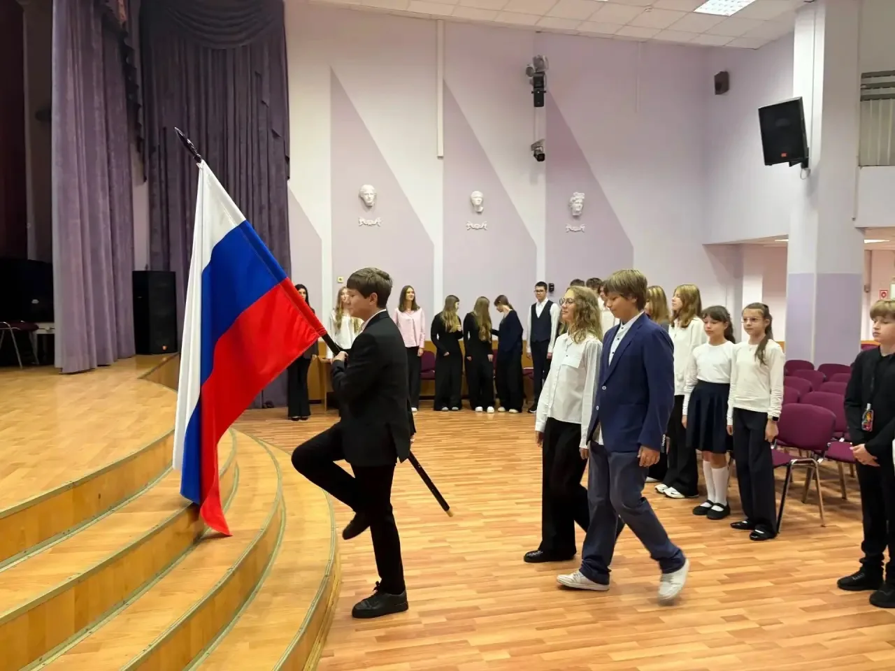 🇷🇺 Сегодняшний понедельник традиционно начался с торжественной церемонии поднятия Гос...