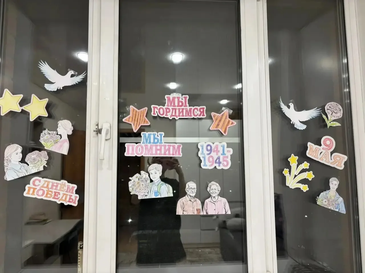 Продолжаем делиться фотографиями Всероссийской акции «Окна Победы»! 🕊️🎗️  #ОкнаПобеды #ДеньПобеды #9