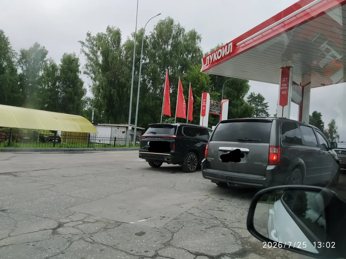 В субботу заехал на Лукойл, который на Еловой... Неужели "погони за бензином" закончились? Сл.богу..