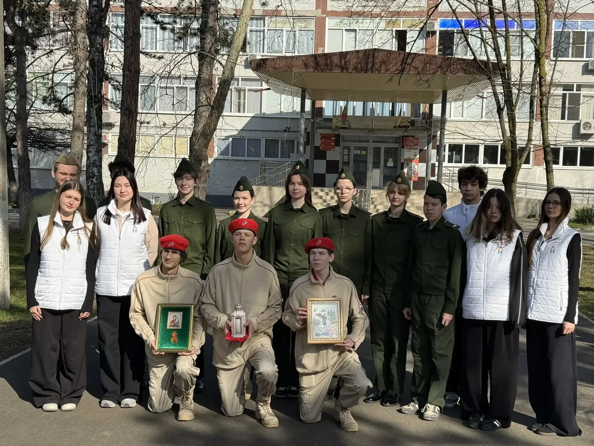 🔥 Эстафета памяти продолжается!  Юнармейцы МАОУ СОШ №20 и волонтёры организации "Новое поколение" то