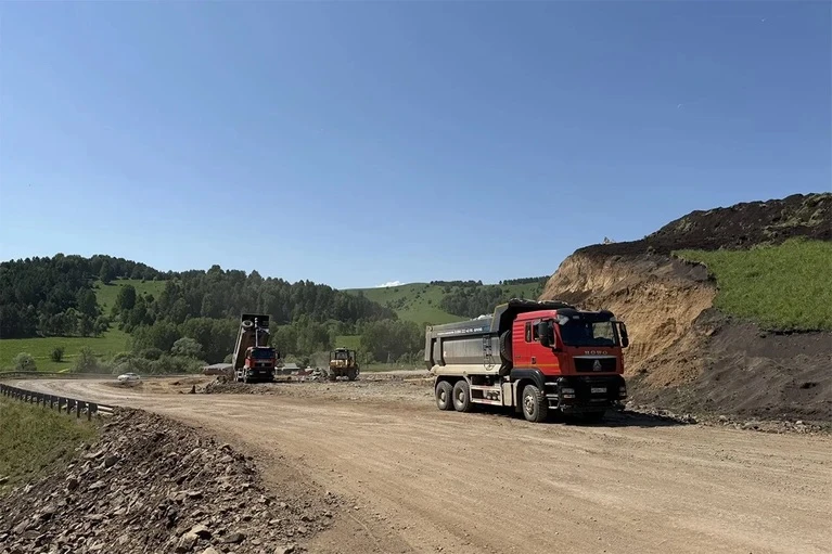 Важную туристическую трассу продолжают восстанавливать в Алтайском крае.