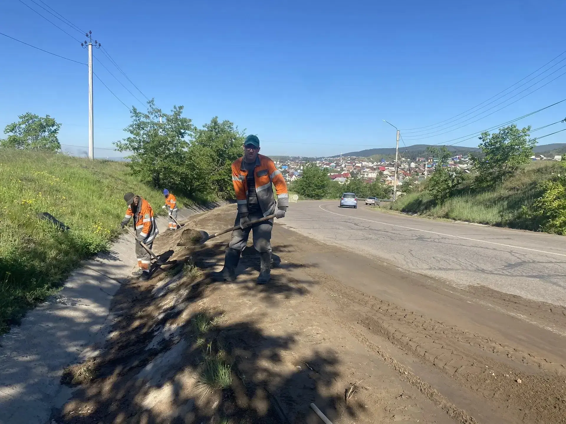 В Улан-Удэ очищают километровые ливневки
