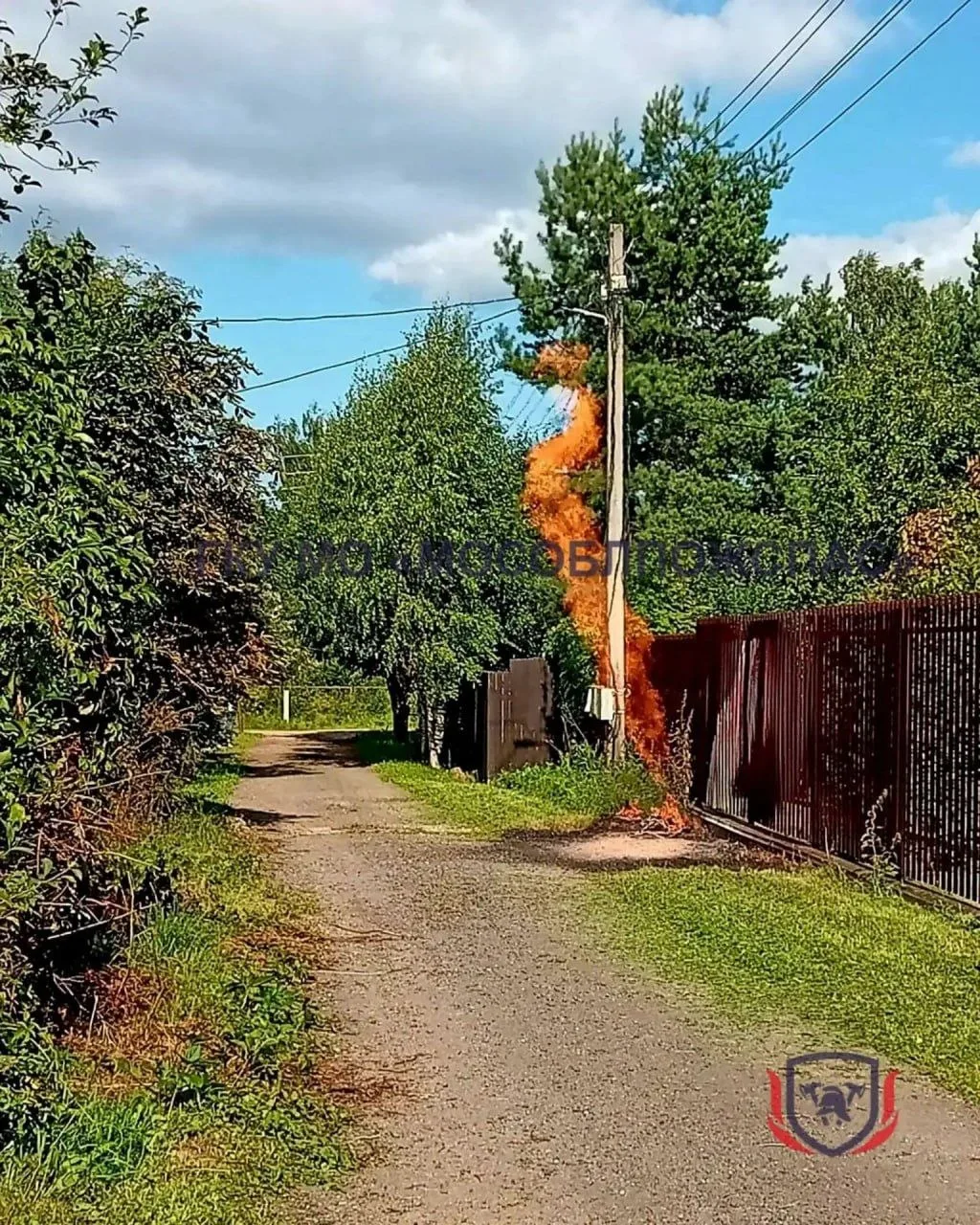 Скосил траву - устроил пожар 🔥

Житель деревни Троица триммером задел выходящую из земли газовую тр