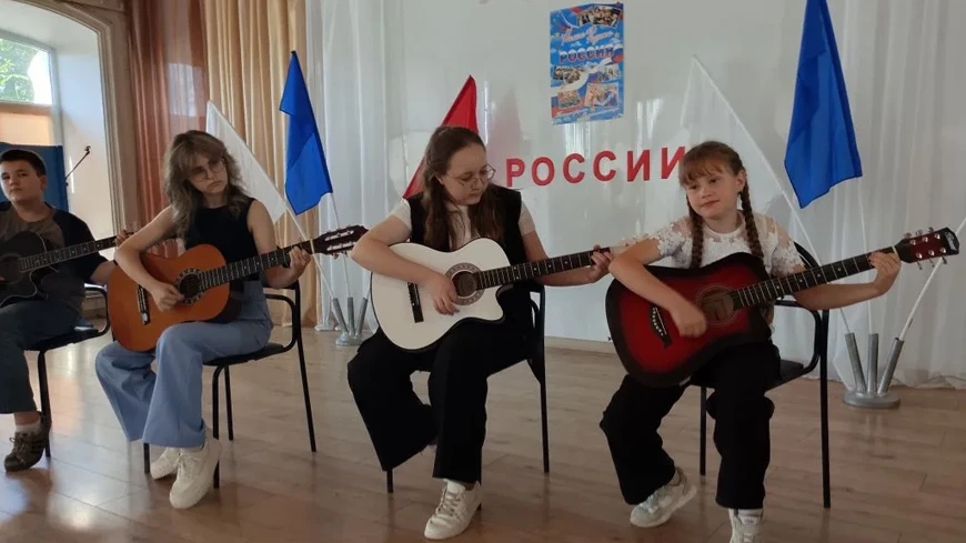 Ученики Олега Наумова подарили школьникам атмосферу советских мультфильмов

Необычный концерт подари