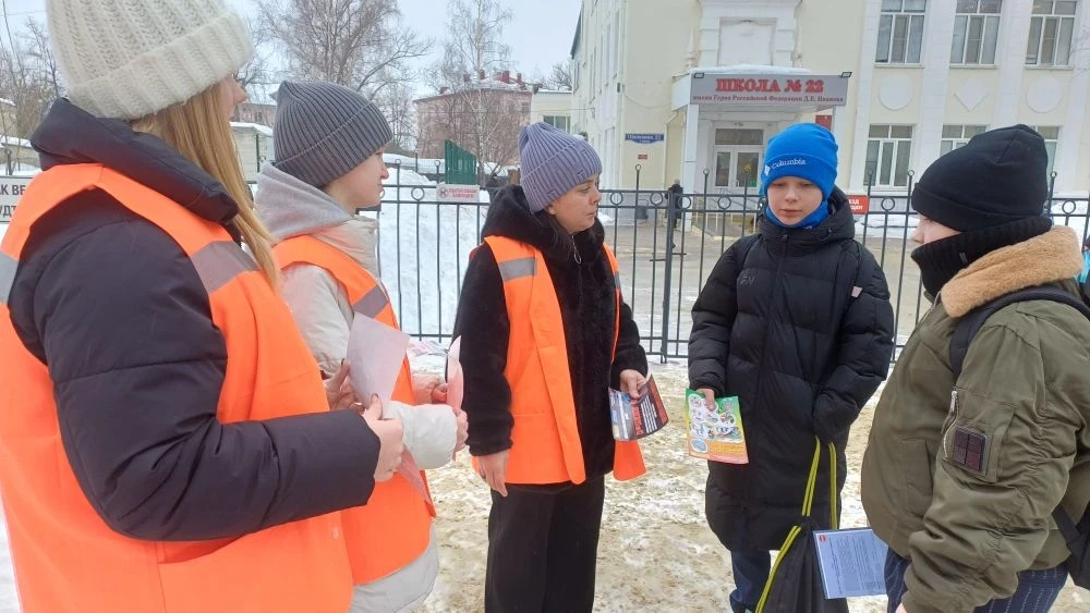 🦺 Первый день триместра — а наши ЮИДовцы уже в деле!  Каникулы закончились, и ребята из отряда юных 
