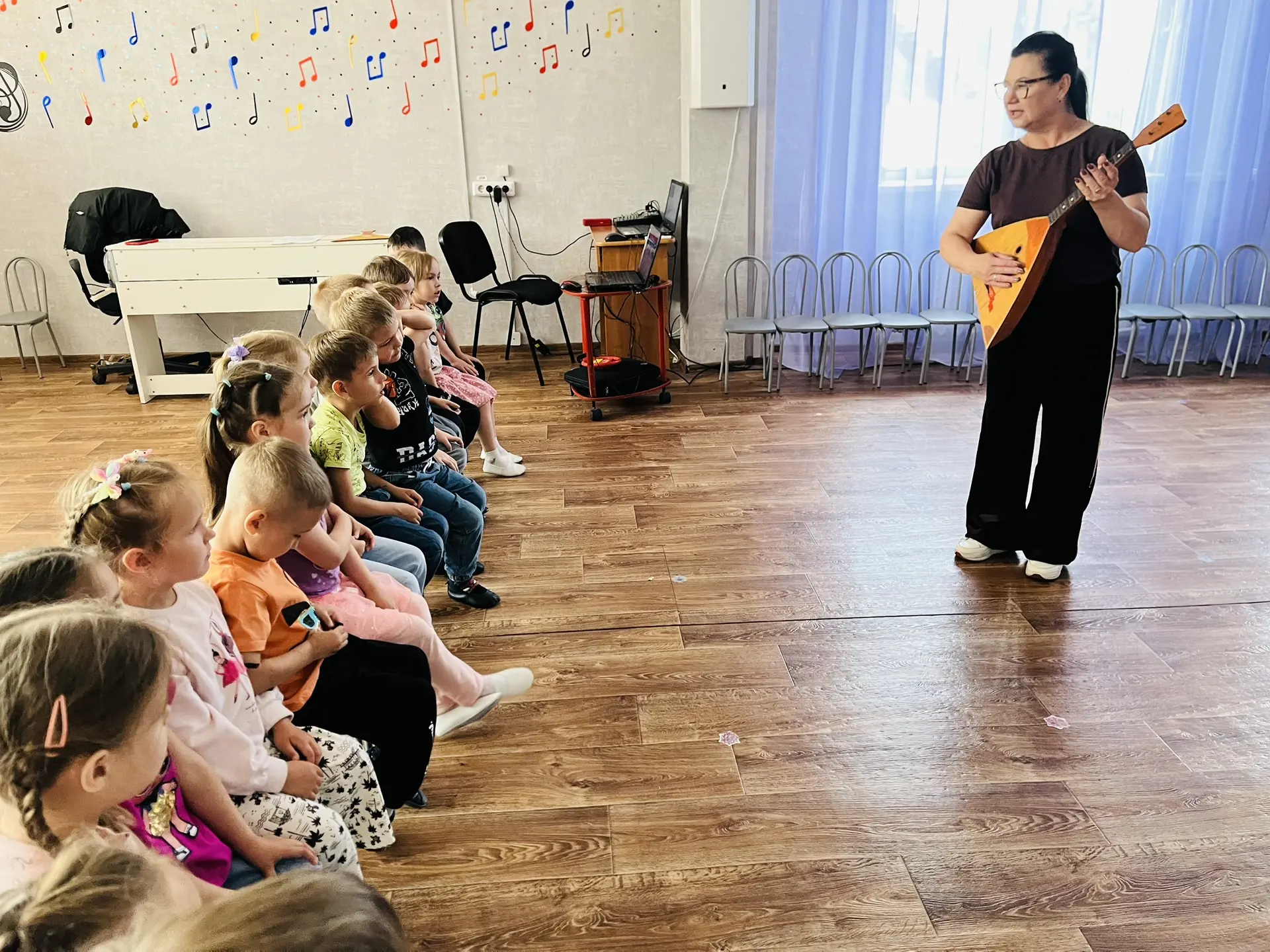 Сегодня ребята группы «Соловей» на музыкальном занятии продолжили знакомство с русским народным инст