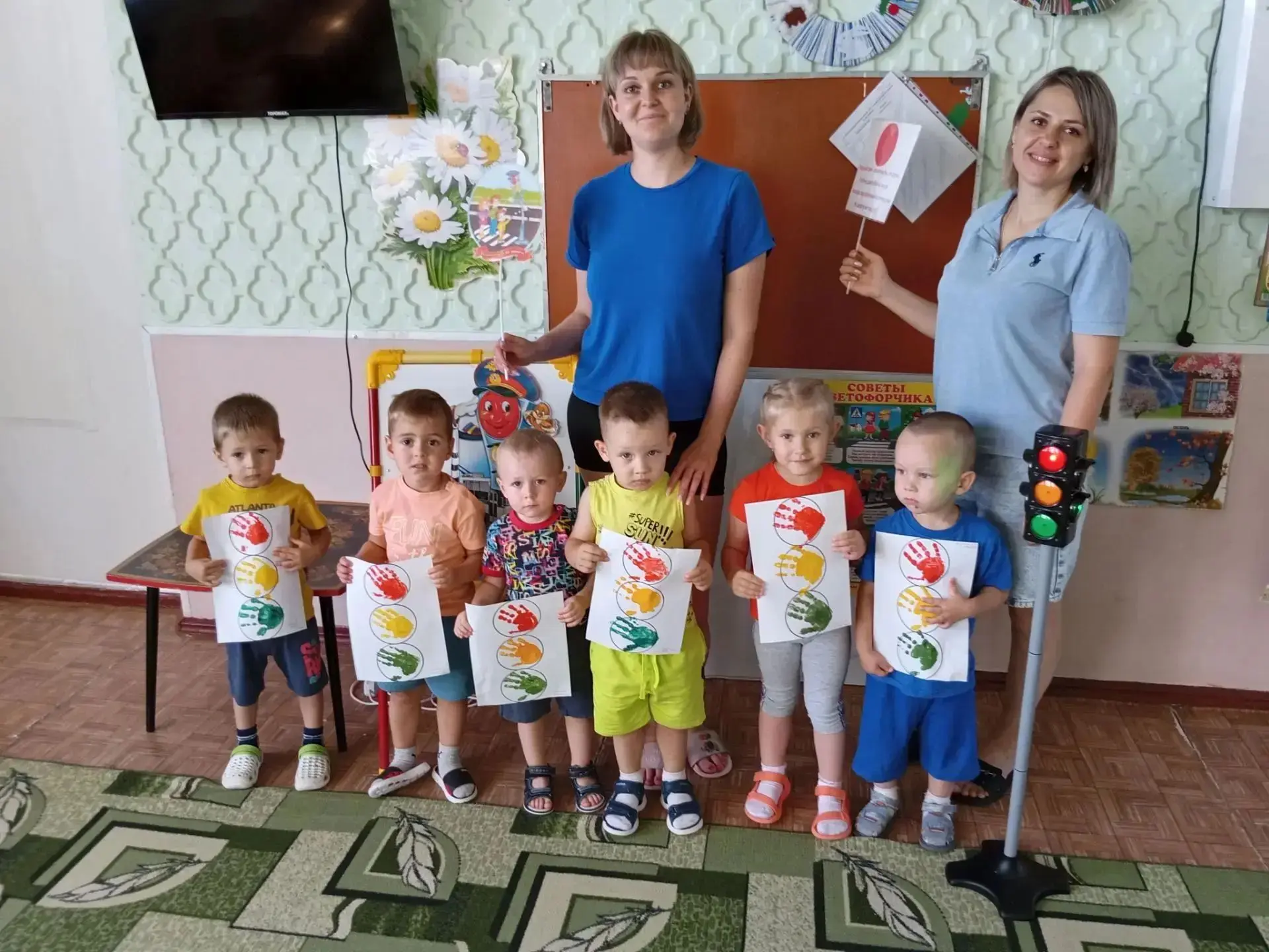 Творчество и безопасность: «Светофор из ладошек» в группе «Лучики» 🌟