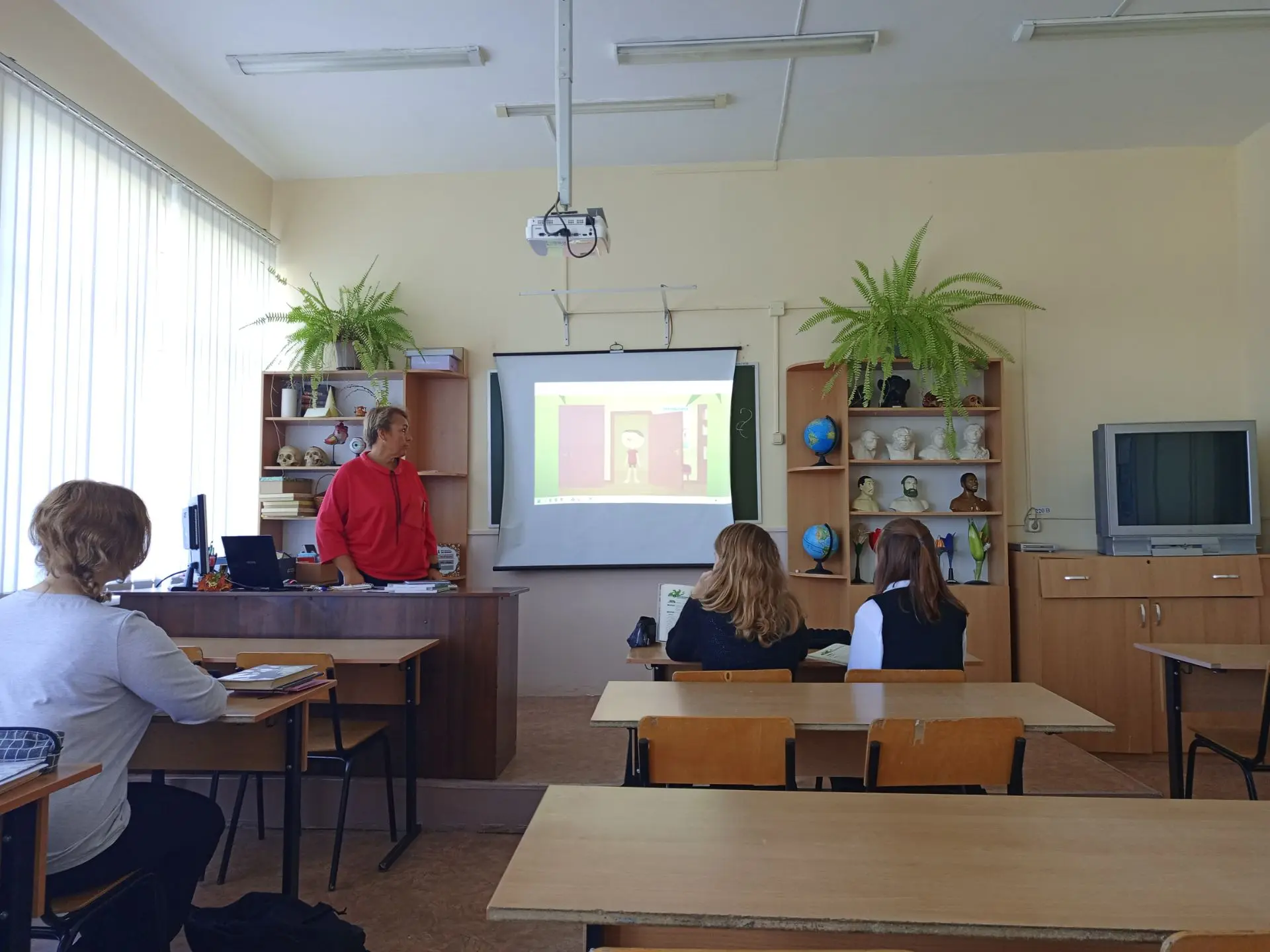 В 8-б классе прошел экологический урок по раздельному сбору мусора ( учитель Золотенков...