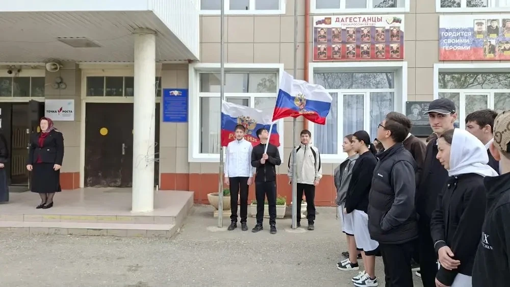 Сегодня, 27 апреля, в школе стартовала новая учебная неделя. По традиции она началась с линейки подн