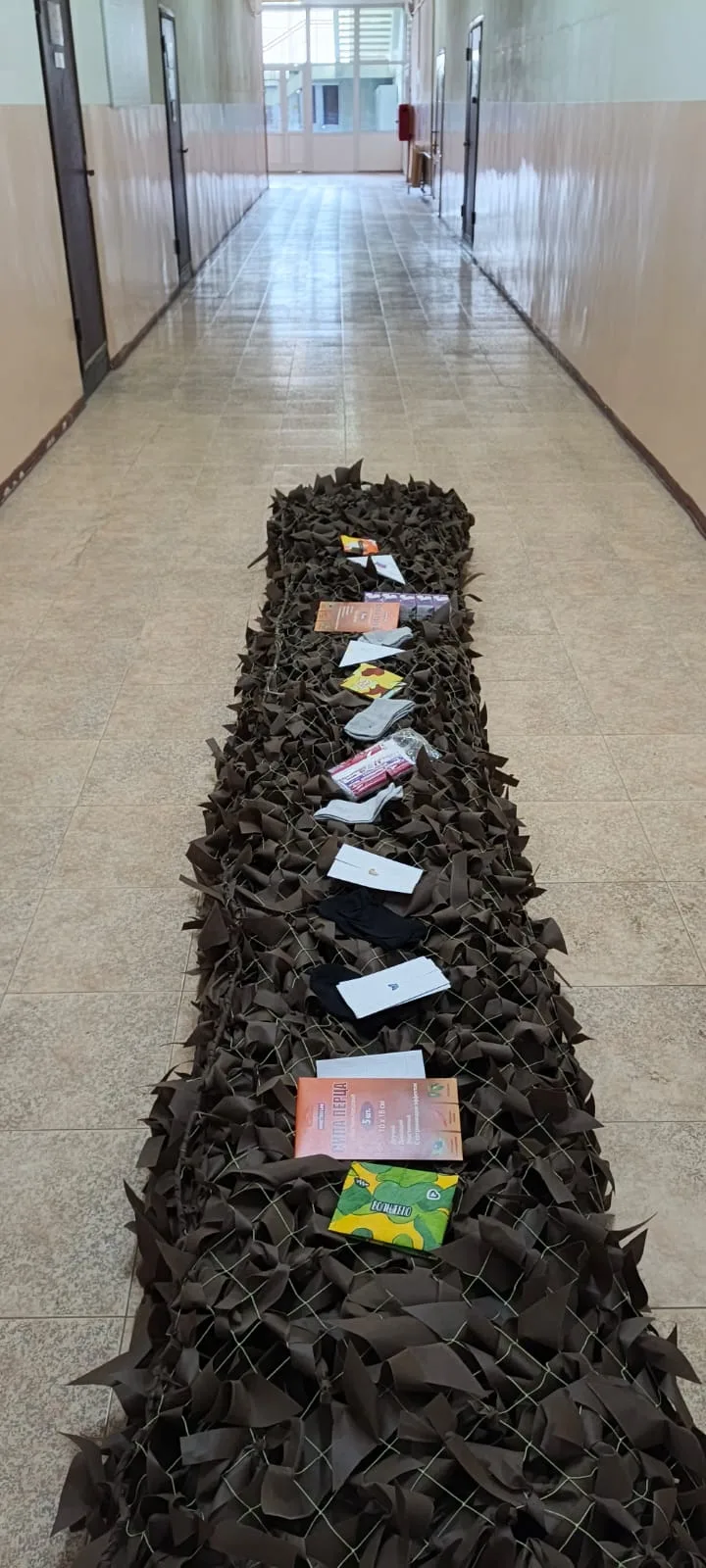 Еще одна сеточка для бойцов с подарками сделана в 131 кабинете главного корпуса. Приходите плести, б