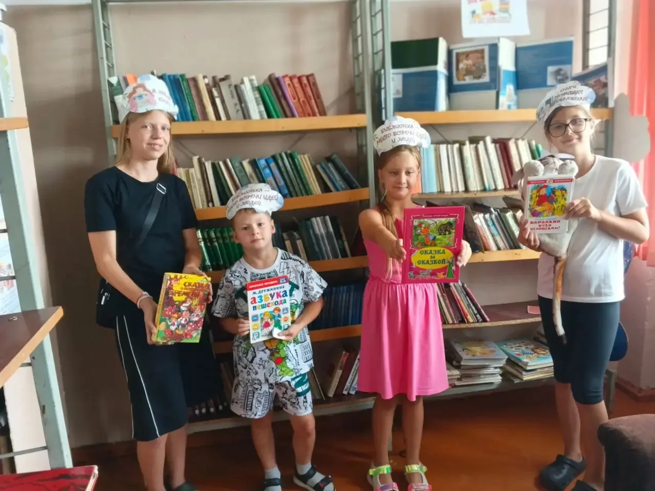 День книги в пришкольном лагере!📚

Наш лагерь превратился в настоящее книжное королевство! Дети отп