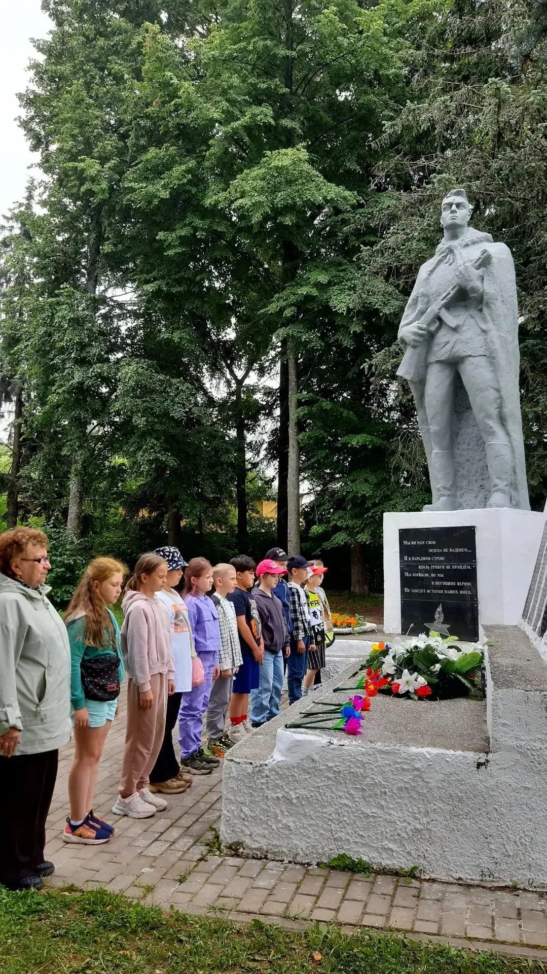 Сегодня, 22 июня, воспитанники нашего пришкольного лагеря приняли участие в очень важном и трогатель
