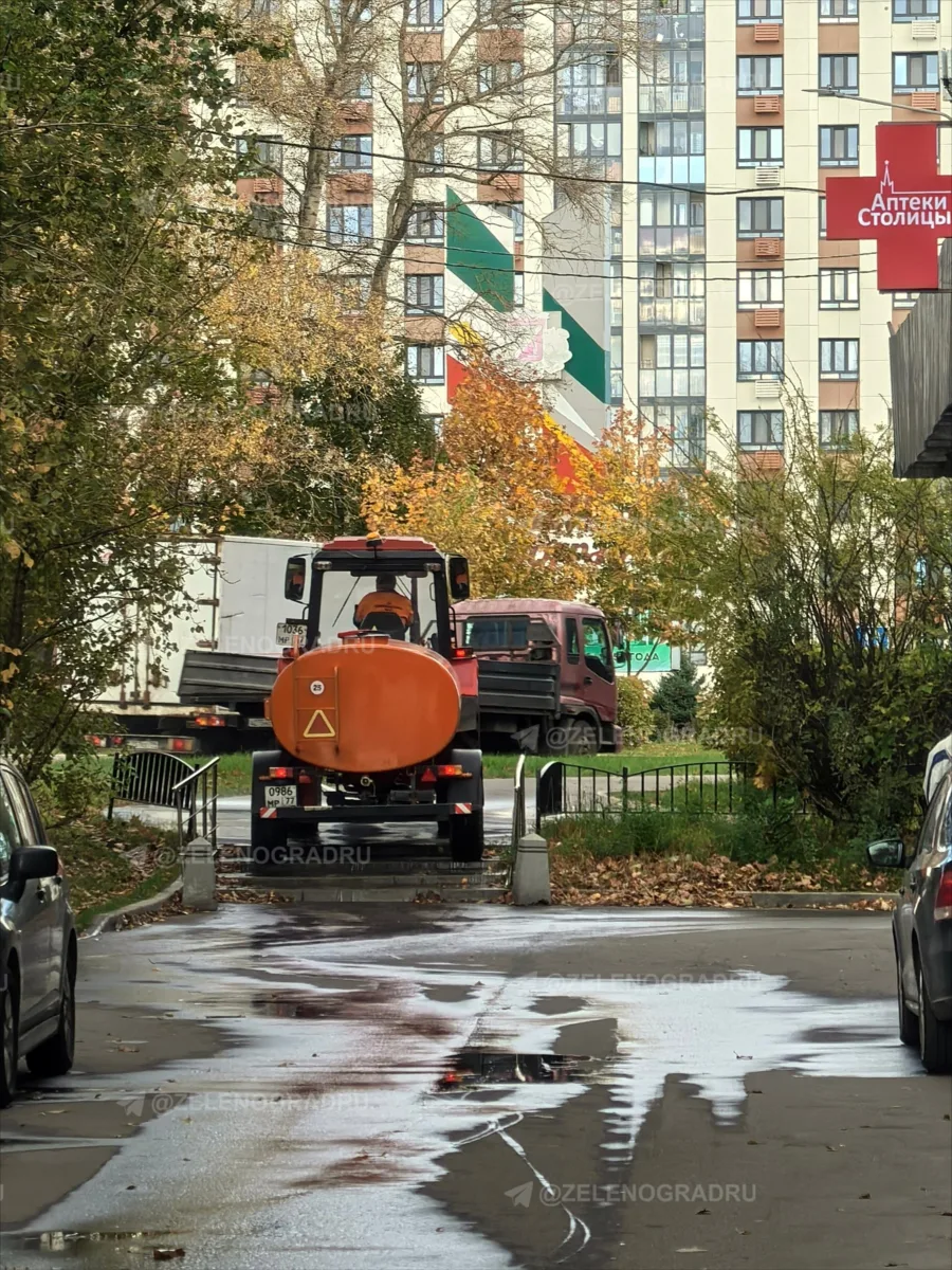 Поливалка проехала по лестнице в 8-м микрорайоне. Это вообще нормально?