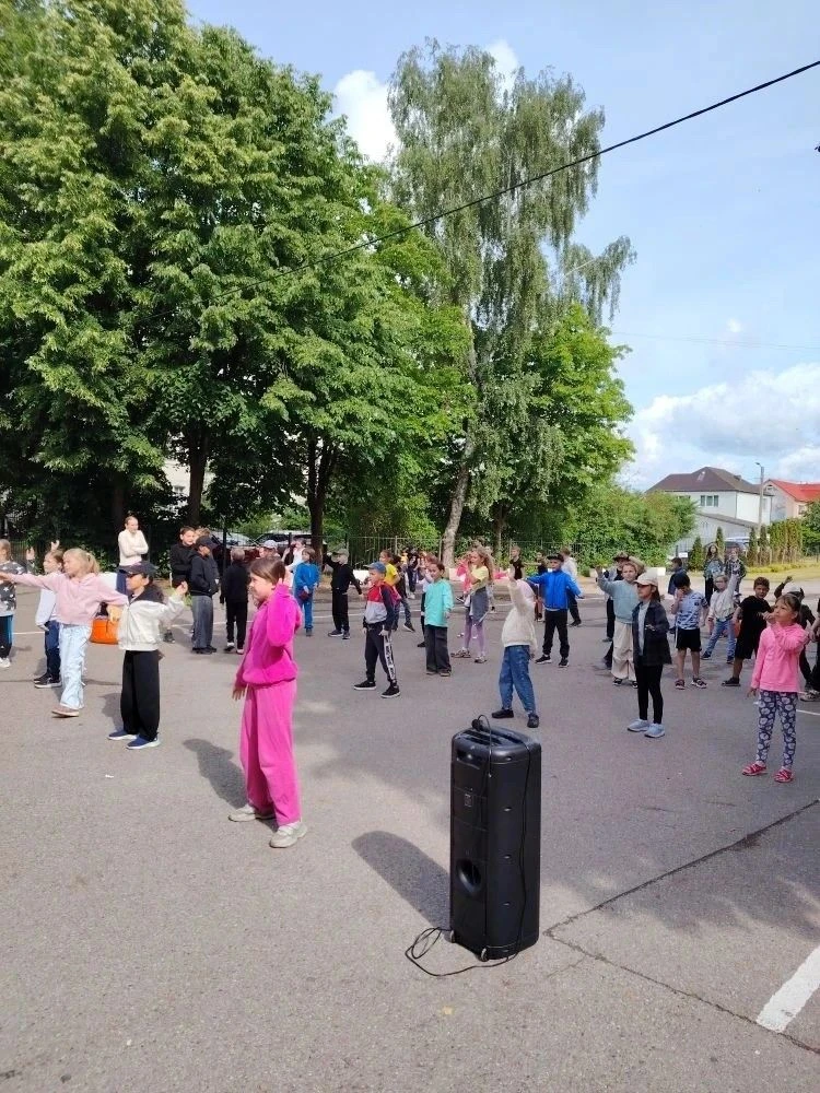 🤸Утро в пришкольном  лагере «Содружество Орлят» начинается с  зарядки на свежем воздухе —это  наша 
