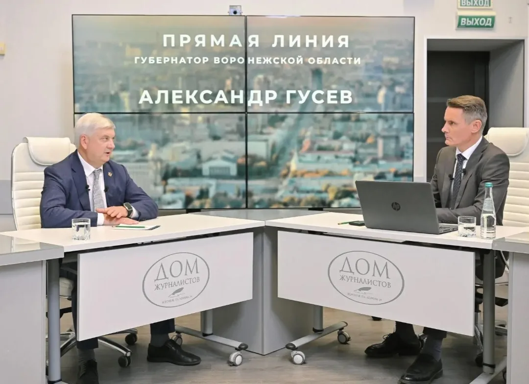 Призрак оперы на фоне метробуса и мега-стадиона