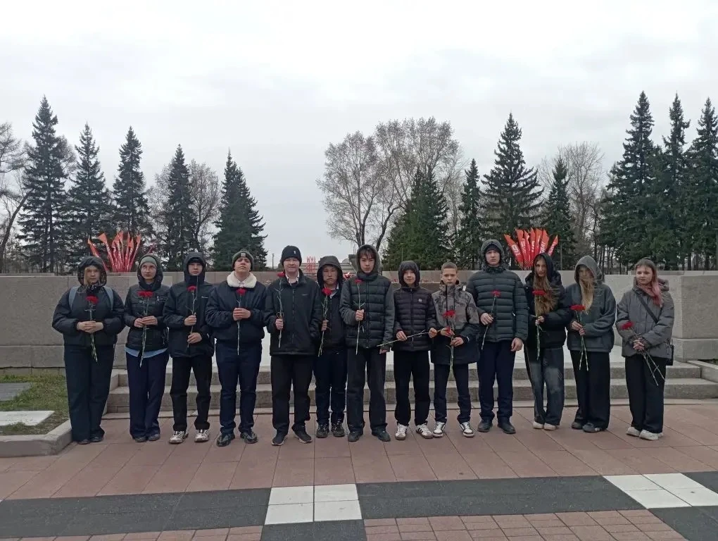 В преддверии великого праздника: наша школа у Вечного огня 🔥  С каждым днём всё ближе 9 Мая — день н