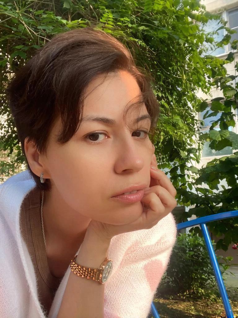 Вот думаю, может мне опять бахануть себе стрижечку
Пикси слишком, но карешку можно🤪🤗

Неплохо же в