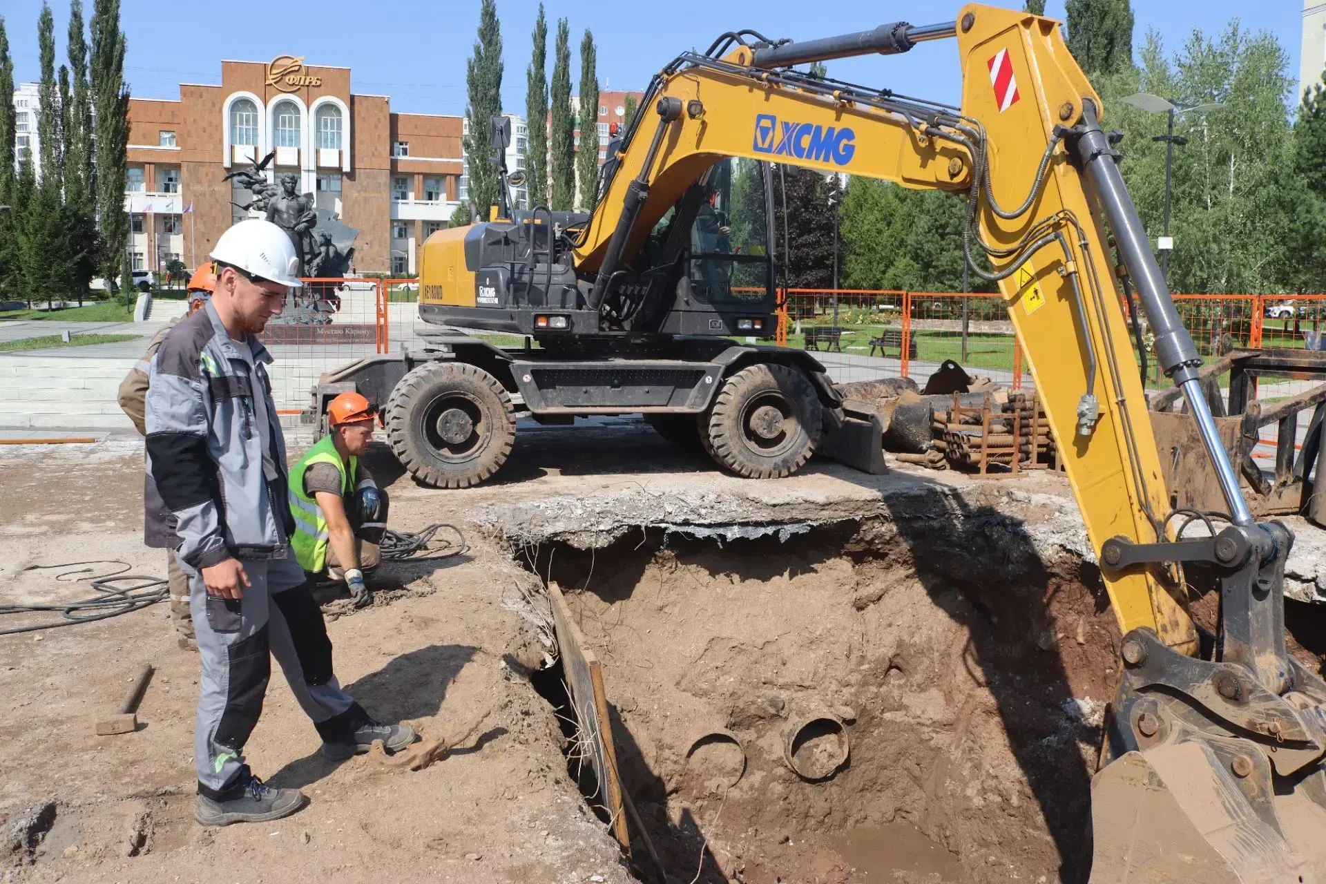 🚧 В Ленинском районе идет подготовка к отопительному сезону!