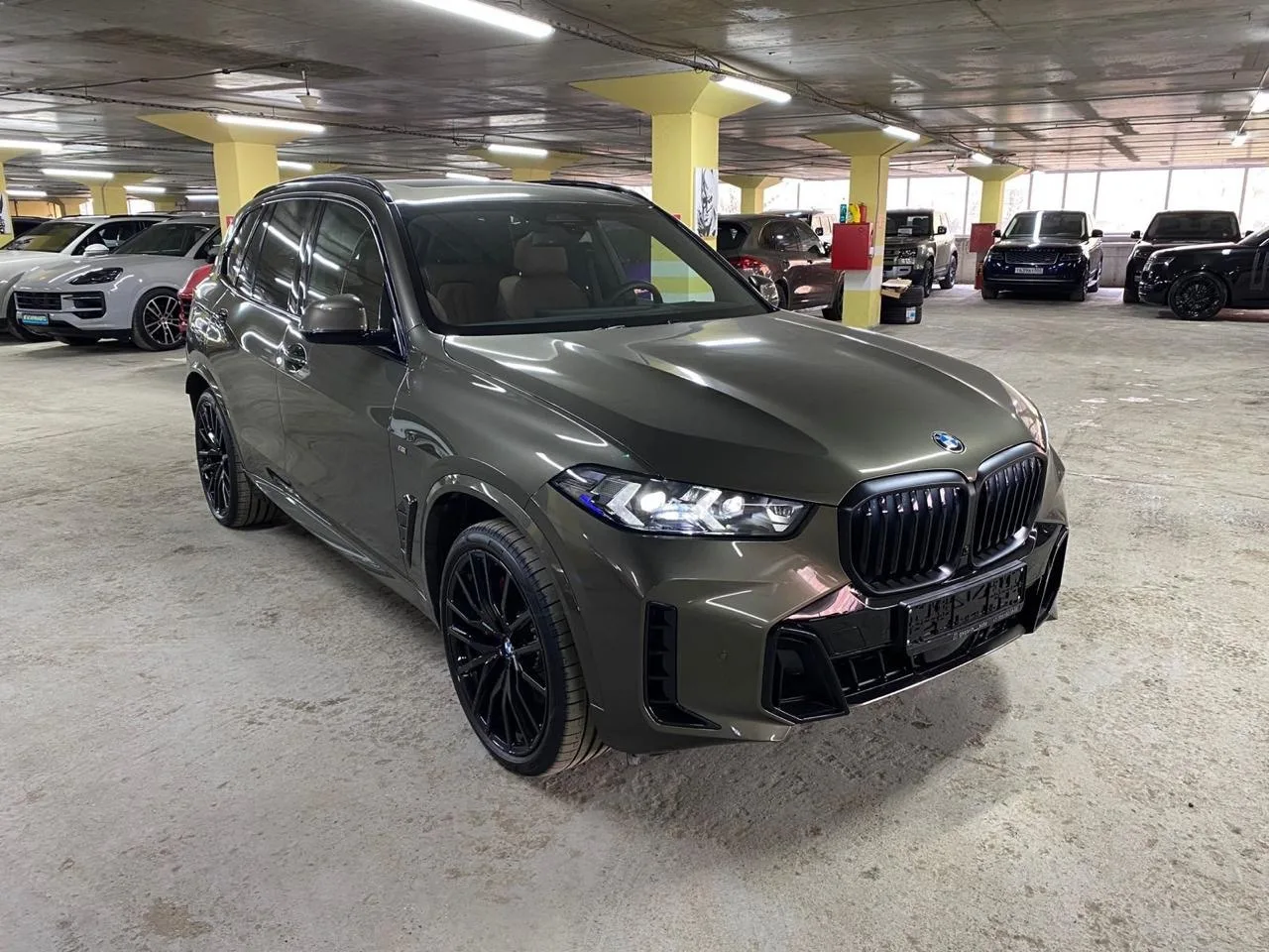 BMW X5 40d xDrive Steptronic M Sport Pro 3.0 дизель 2026 (зеленый на коричневом)