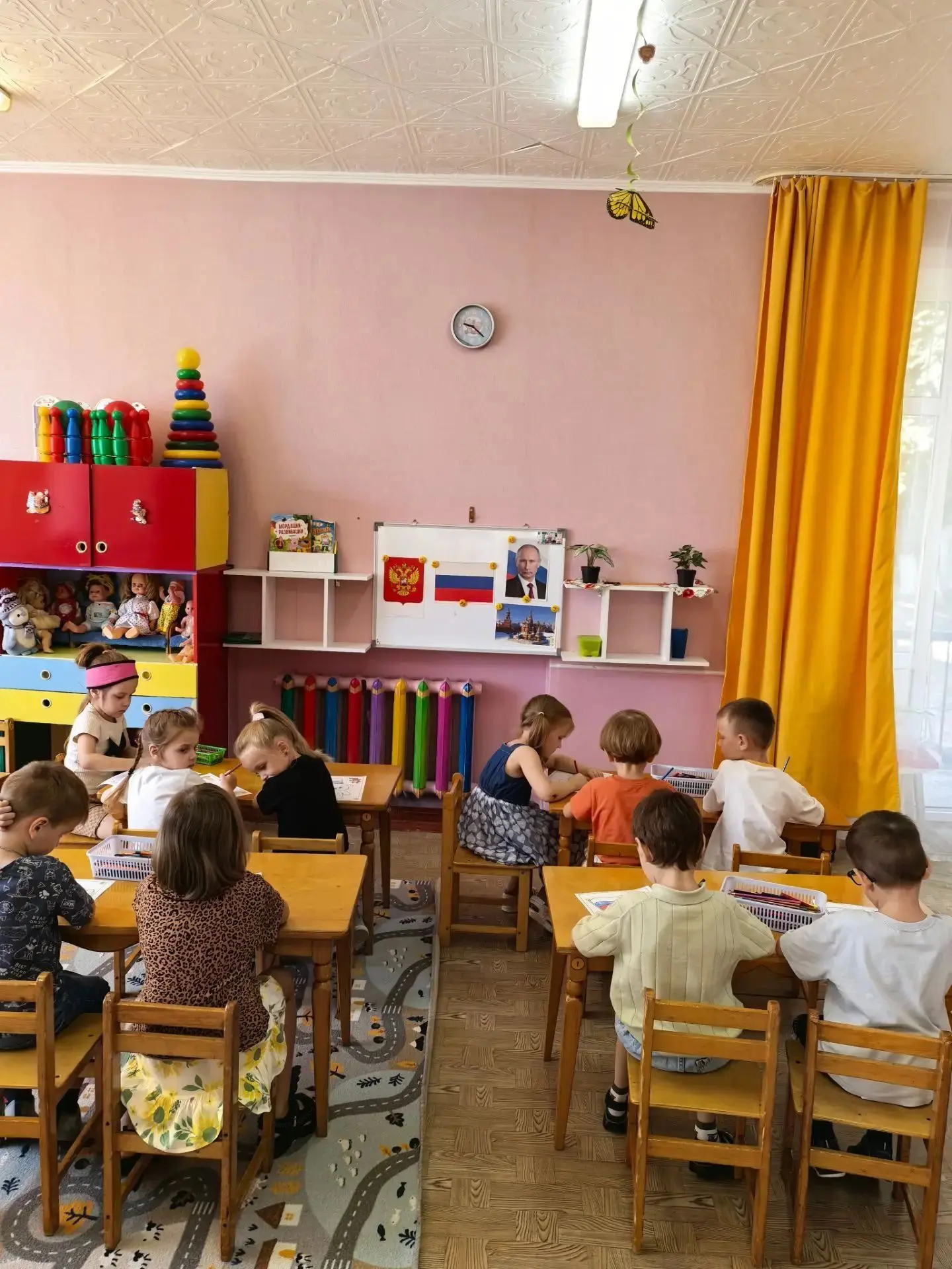 Символы великой страны в детских руках.