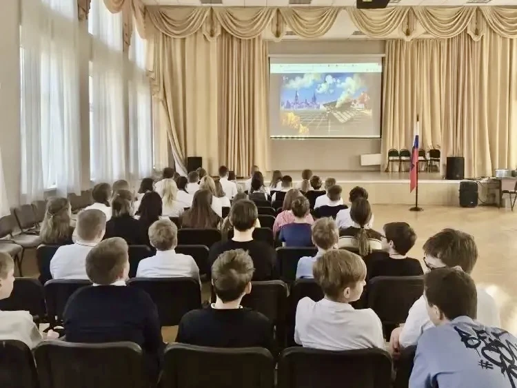 🇷🇺 Старт учебной недели дан   По традиции начинаем её вместе: с церемонии поднятия Государственного 