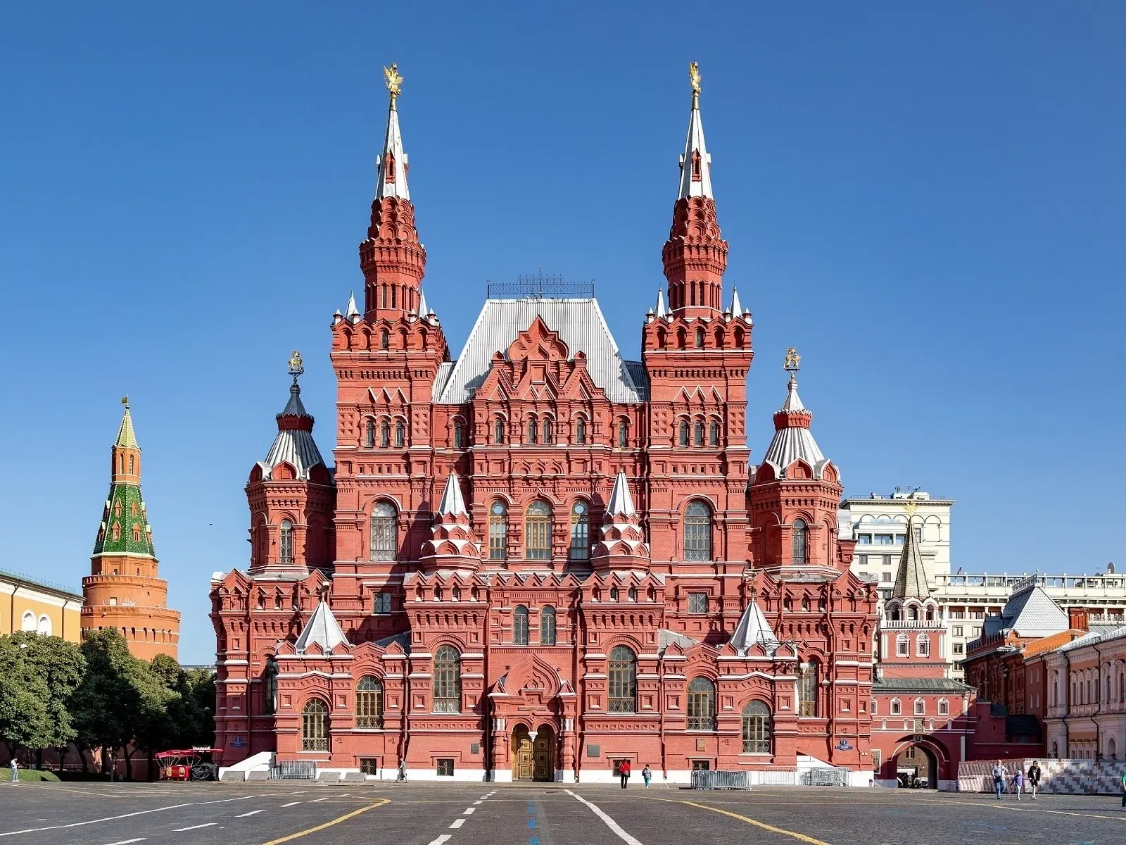 Эклектика в архитектуре — это художественное направление, основанное на соединении в од...