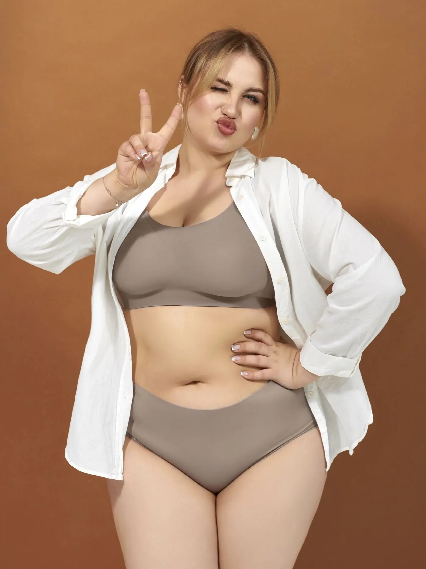 Давайте с вами смотреть Plus Size Ozone: 

Бюстгальтеры Easy Bra - без косточек и жестокости. Вместо