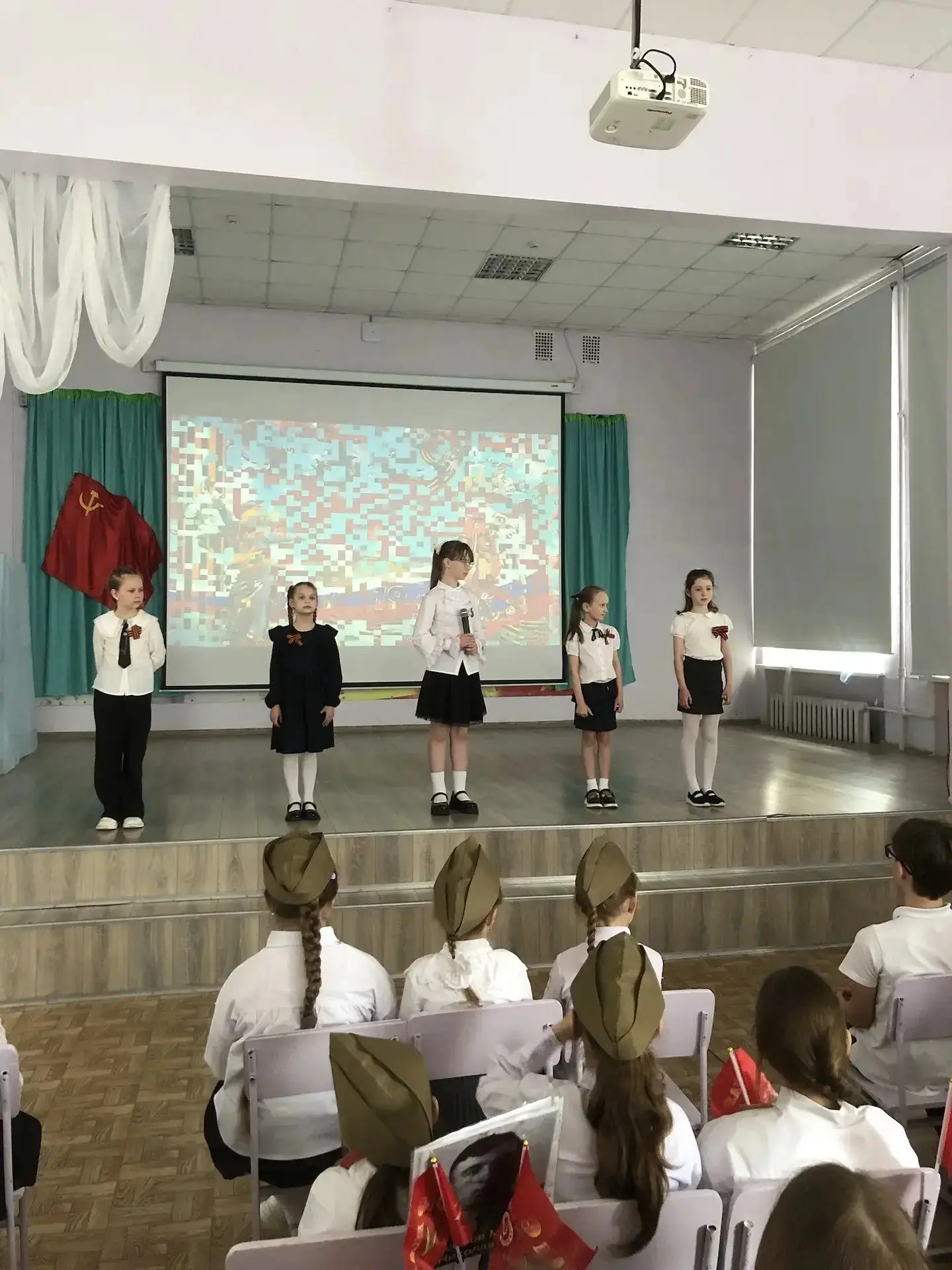 8 мая прошёл праздник, посвящённый Дню победы «Поклонимся великим тем годам» во 2-х классах. Учащиес