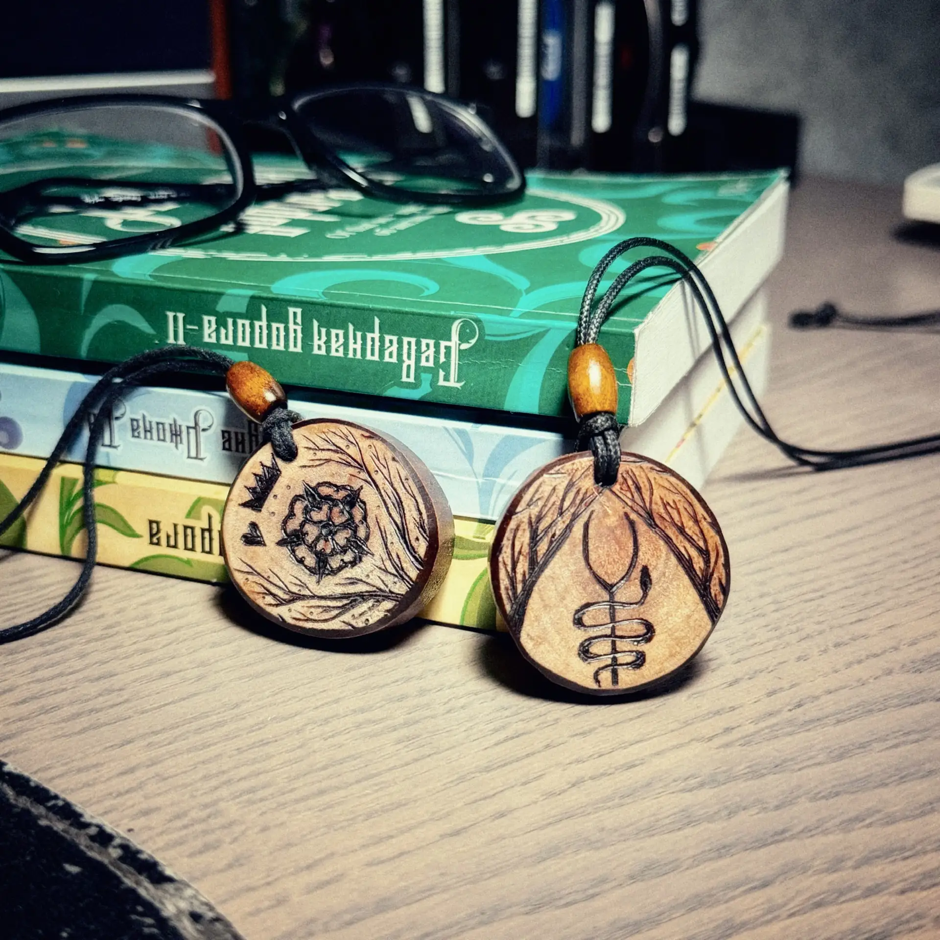 📚 мерч по книгам об английской магии в виде волшебных подвесов из нашей мастерской :) ...