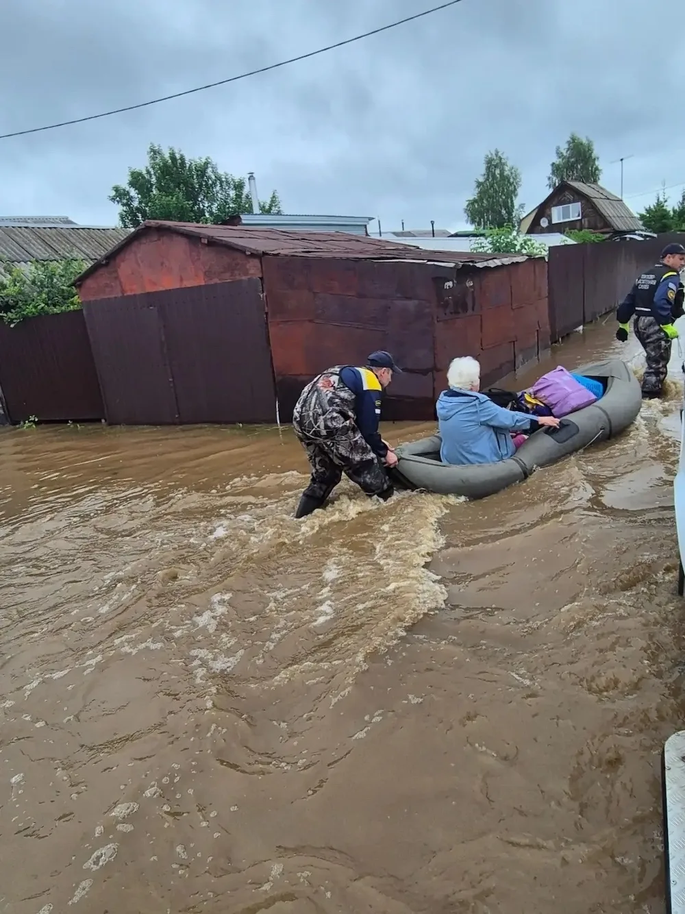 🚨 Обстановка в пригороде Нижнего Тагила: спасатели спасли 128 человек 📸