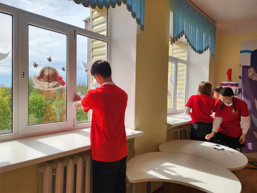 🚩 Первичное отделение Движения Первых Романовской школы присоединилось к Всероссийской акции «Окна П