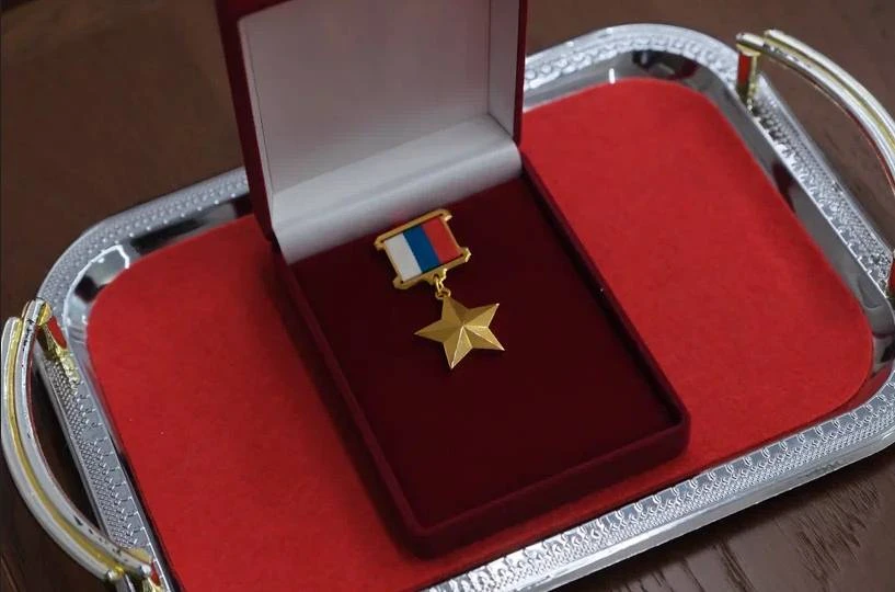 Родителям Героя России Ильи Кужлева передали медаль «Золотая Звезда» в приемной президе...