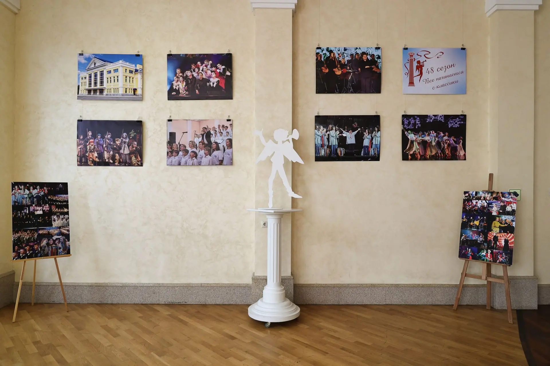 Все готово к началу собрания коллектива, которым традиционно начинается каждый концертн...