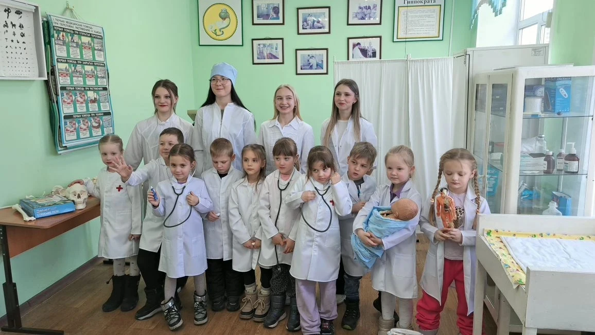 🧑‍⚕ 20 февраля в рамках сетевого взаимодействия участники «Школы Гиппократа» для ребятишек детского 
