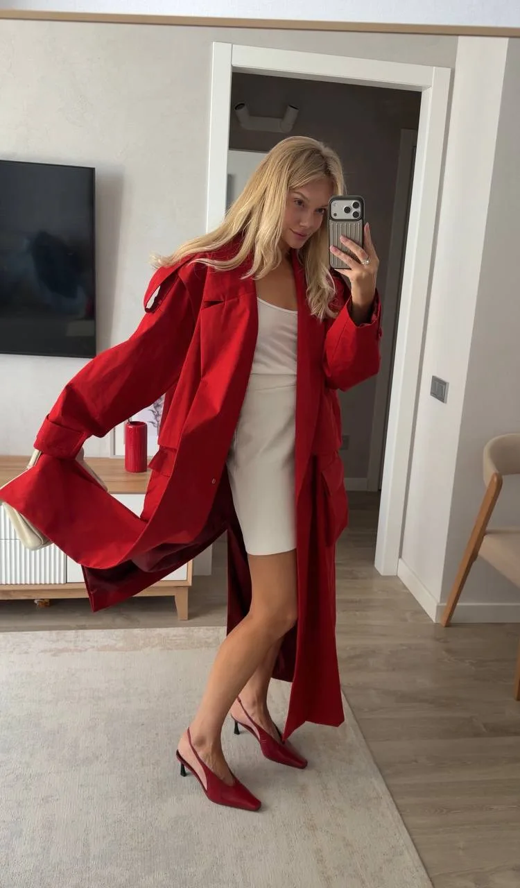 кто помнит 6 образов с тем самым тренчем? ❤️

*люблю этот бренд за то, что таких вещей не будет боль