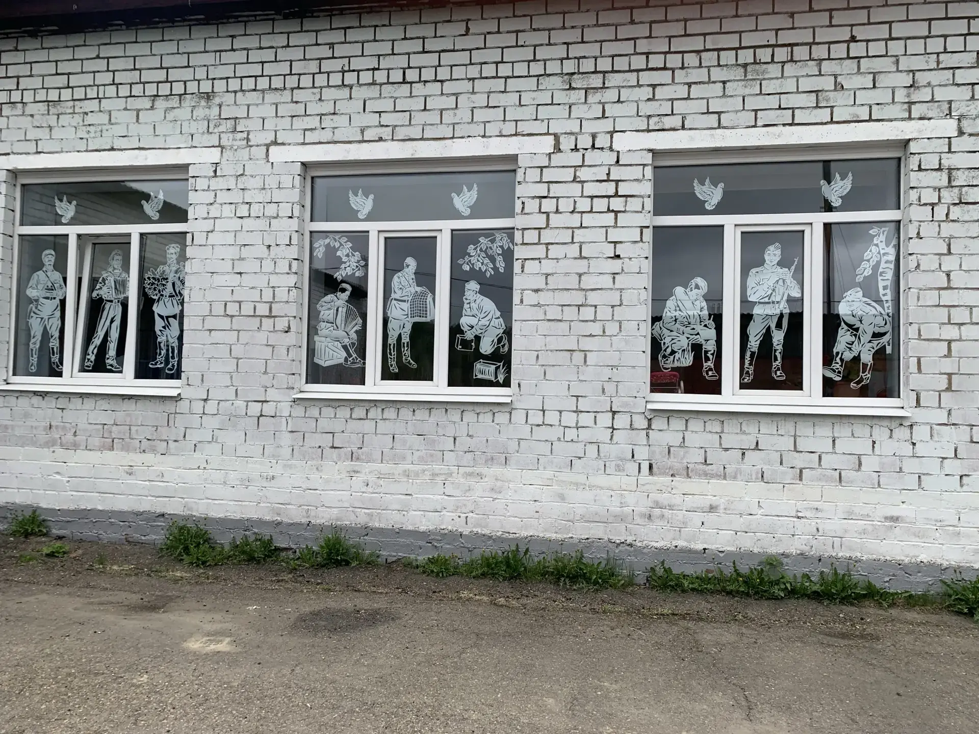 В честь 9 Мая в нашей школе прошла акция «Окна Победы». Коллектив школы оформил оконные...