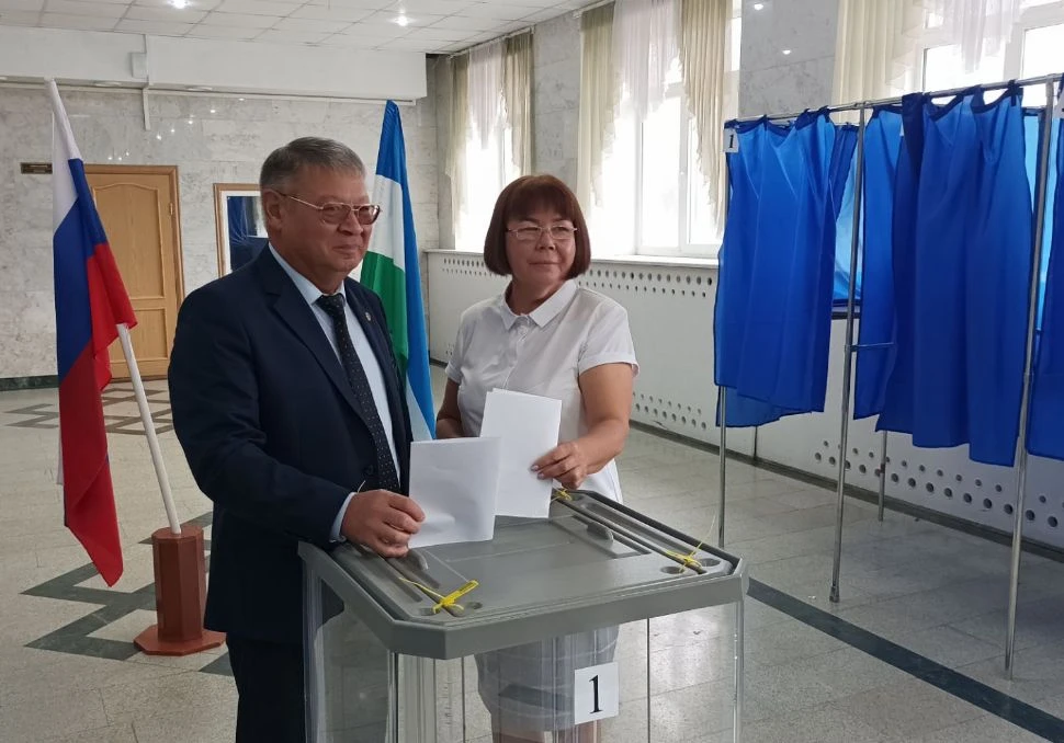 🗳Салауат районы хакимиәте башлығы Марс Кашапов иртә менән тауыш бирҙе.