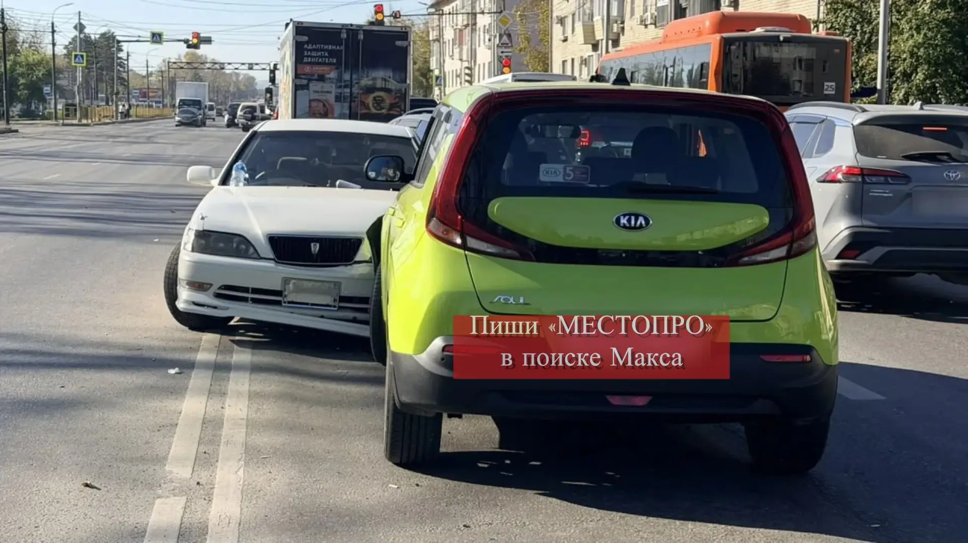 Решил подрифтовать: водитель на чужой Toyota снес два автомобиля